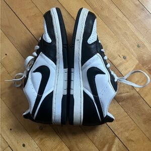 NIKE black and white sneakers sz 9